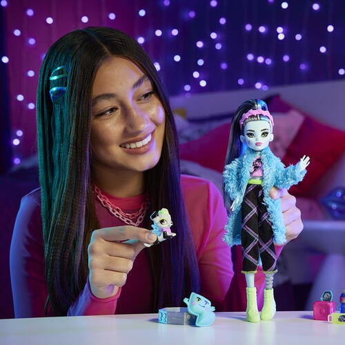 Monster High Creepover Party Frankie Doll & Accessories 